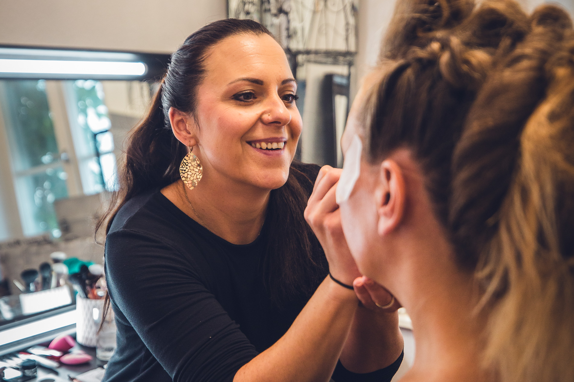 Nicole schminkt eine Kundin vor dem Shooting