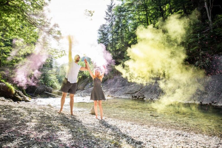 Paar mit Holi-Farben auf einer Lichtung
