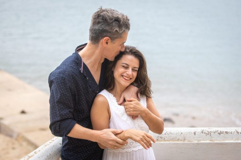 Paar umarmt sich am Meer